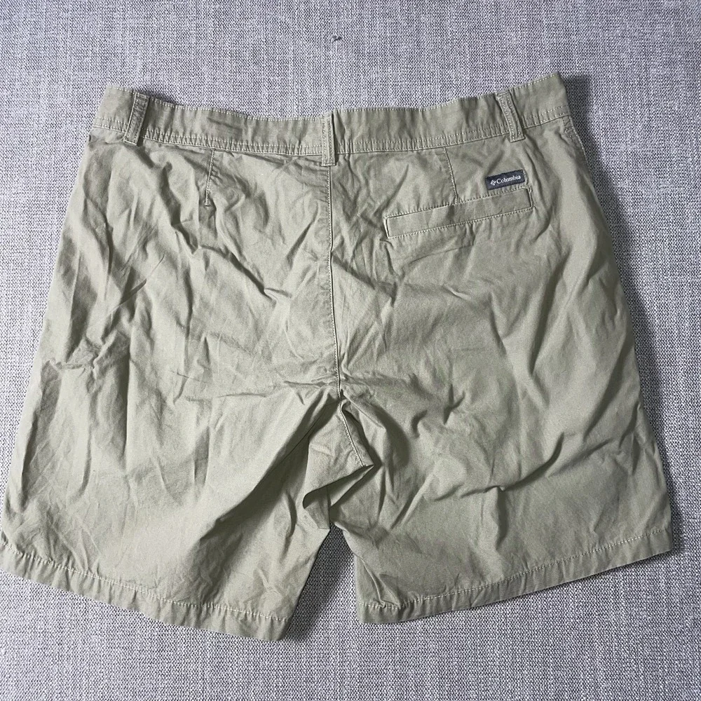 Columbia Chino Shorts Mens 34x8 Khaki Flat Front Zip Fly Hiking Everyday Wear